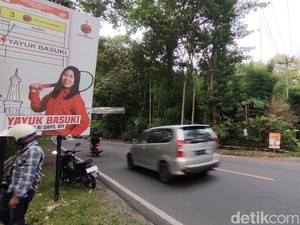 Duh! Baliho Caleg Tutupi Rambu Rawan Kecelakaan di Gunungkidul