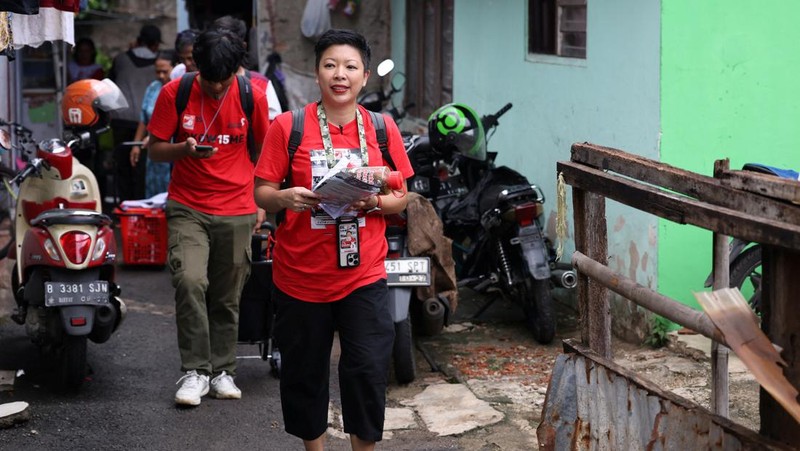 Calon legislatif Francine Widjojo kampenyekan kesadaran terhadap hewan. (REUTERS/Ajeng Dinar Ulfiana)