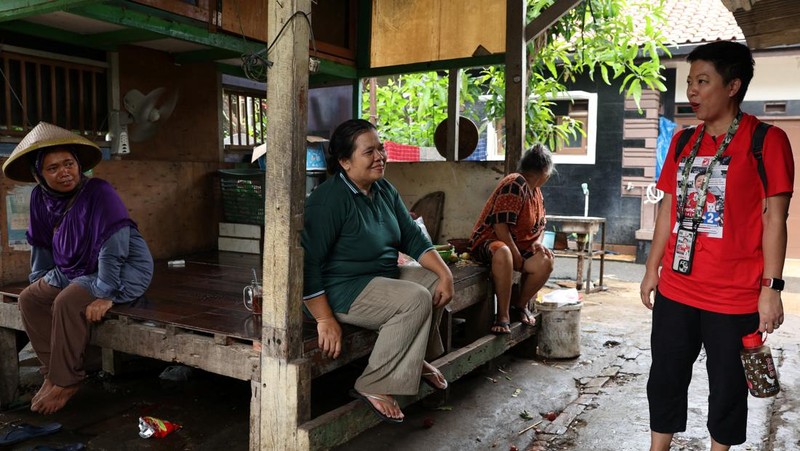 Calon legislatif Francine Widjojo kampenyekan kesadaran terhadap hewan. (REUTERS/Ajeng Dinar Ulfiana)