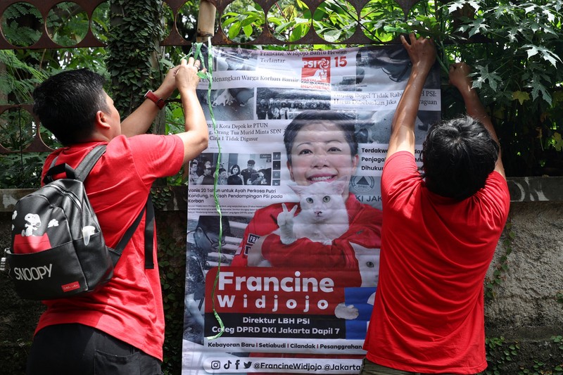 Calon legislatif Francine Widjojo kampenyekan kesadaran terhadap hewan. (REUTERS/Ajeng Dinar Ulfiana)