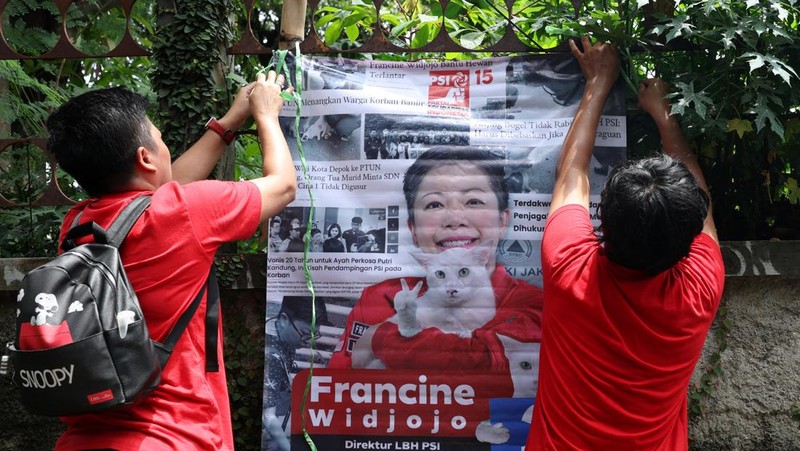 Calon legislatif Francine Widjojo kampenyekan kesadaran terhadap hewan. (REUTERS/Ajeng Dinar Ulfiana)
