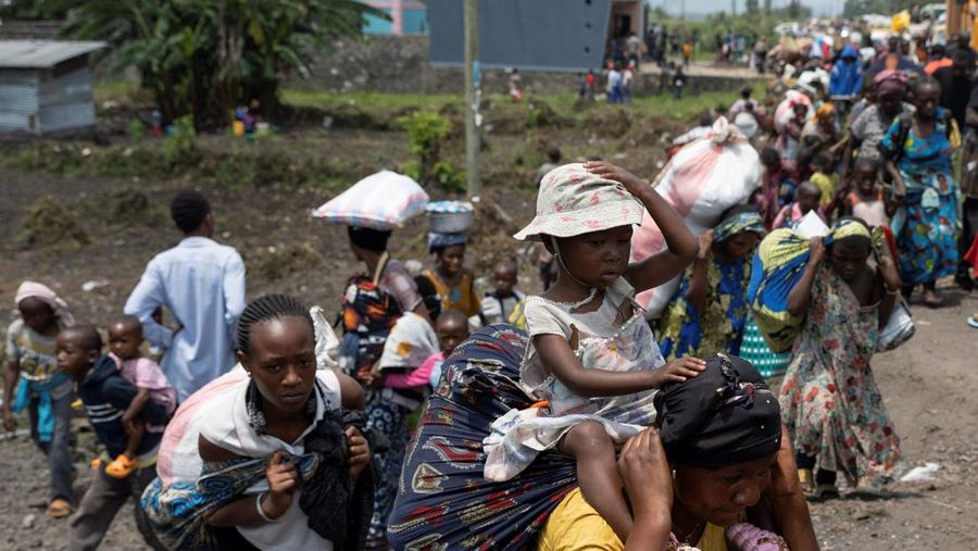 Warga membawa barang-barang saat mengunungsi menuju kota Goma di Republik Demokratik Kongo, Rabu (7/2/2024). (REUTERS/Arlette Bashizi)