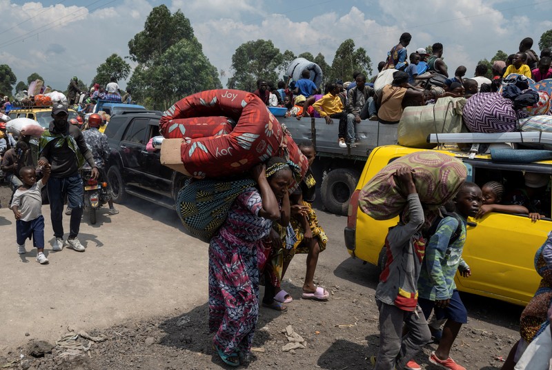 Warga membawa barang-barang saat mengunungsi menuju kota Goma di Republik Demokratik Kongo, Rabu (7/2/2024). (REUTERS/Arlette Bashizi)