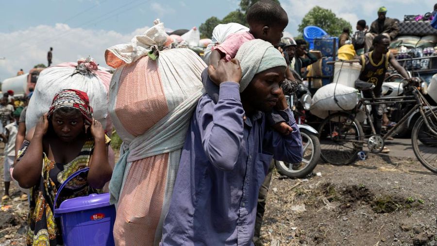 Warga membawa barang-barang saat mengunungsi menuju kota Goma di Republik Demokratik Kongo, Rabu (7/2/2024). (REUTERS/Arlette Bashizi)