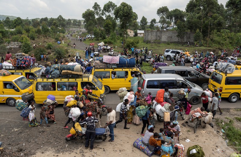 Warga membawa barang-barang saat mengunungsi menuju kota Goma di Republik Demokratik Kongo, Rabu (7/2/2024). (REUTERS/Arlette Bashizi)