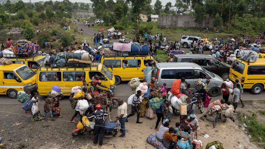 Warga membawa barang-barang saat mengunungsi menuju kota Goma di Republik Demokratik Kongo, Rabu (7/2/2024). (REUTERS/Arlette Bashizi)
