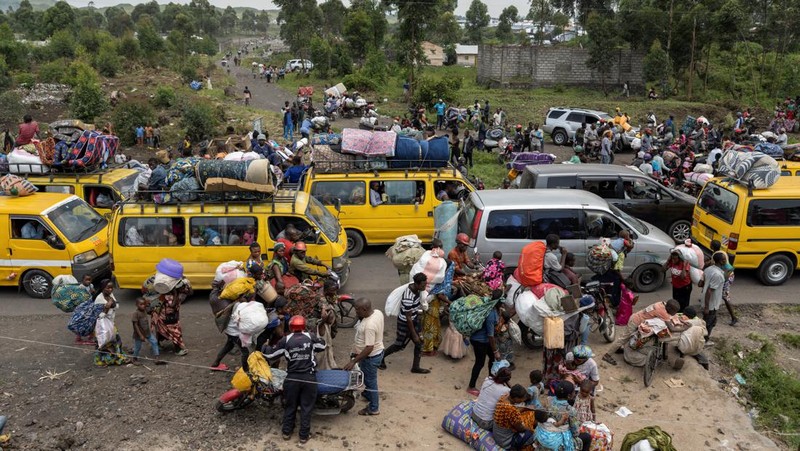 Warga membawa barang-barang saat mengunungsi menuju kota Goma di Republik Demokratik Kongo, Rabu (7/2/2024). (REUTERS/Arlette Bashizi)