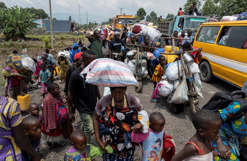 Warga membawa barang-barang saat mengunungsi menuju kota Goma di Republik Demokratik Kongo, Rabu (7/2/2024). (REUTERS/Arlette Bashizi)