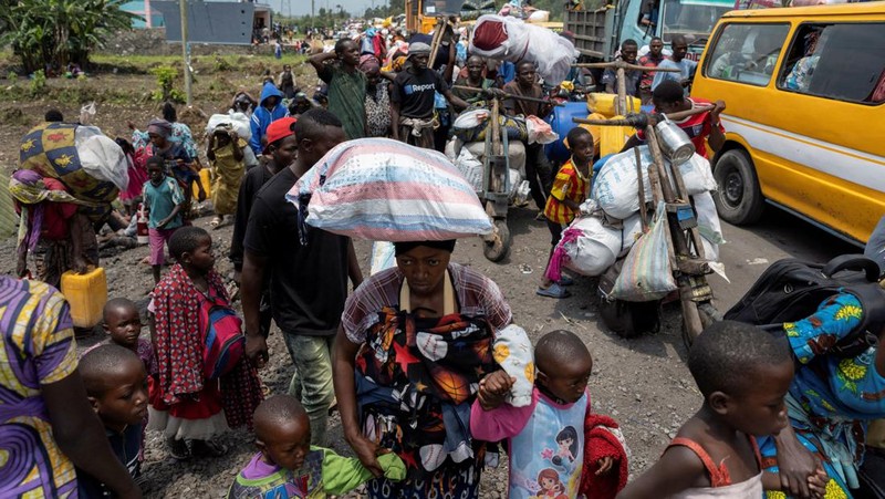 Warga membawa barang-barang saat mengunungsi menuju kota Goma di Republik Demokratik Kongo, Rabu (7/2/2024). (REUTERS/Arlette Bashizi)