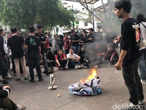 Massa Mahasiswa Geruduk Kantor DPRD DIY, Bakar Spanduk-Dorong Gerbang