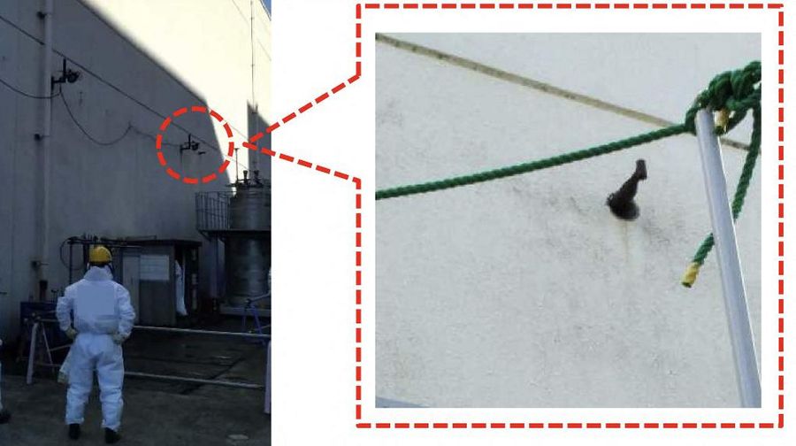 Seorang pekerja memeriksa vetilasi udara saat terjadi kebocoran pada pembangkit listrik tenaga nuklir di Fukushima, Jepang, Rabu (7/2/2024). (TEPCO via AP)