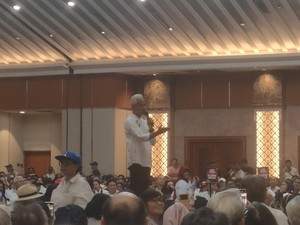 Di Acara Alumni Kampus se-Jabar, Ganjar Bilang I Love You Pakai Bahasa Isyarat