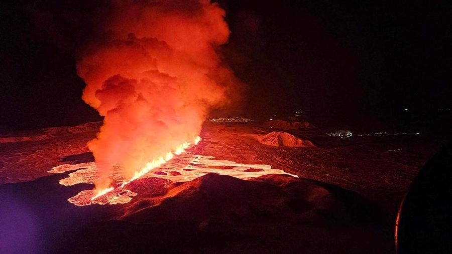 Gunung berapi kembali meletus di Islandia, Kamis (8/2/2024). (Iceland Civil Protection/Handout via REUTERS)