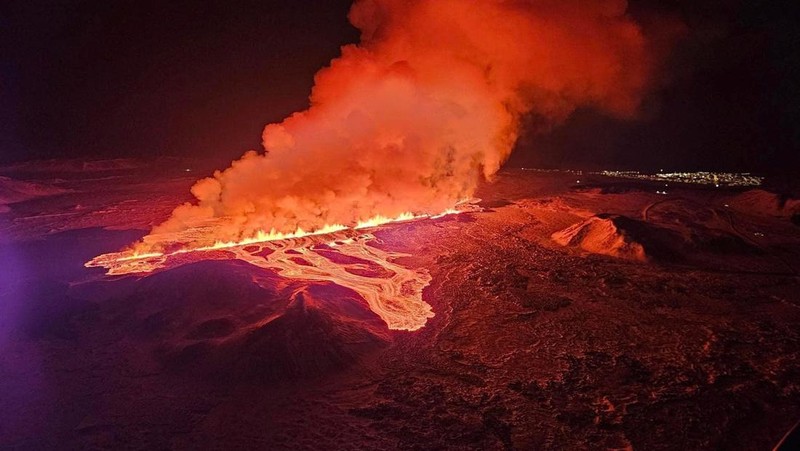 Gunung berapi kembali meletus di Islandia, Kamis (8/2/2024). (Iceland Civil Protection/Handout via REUTERS)