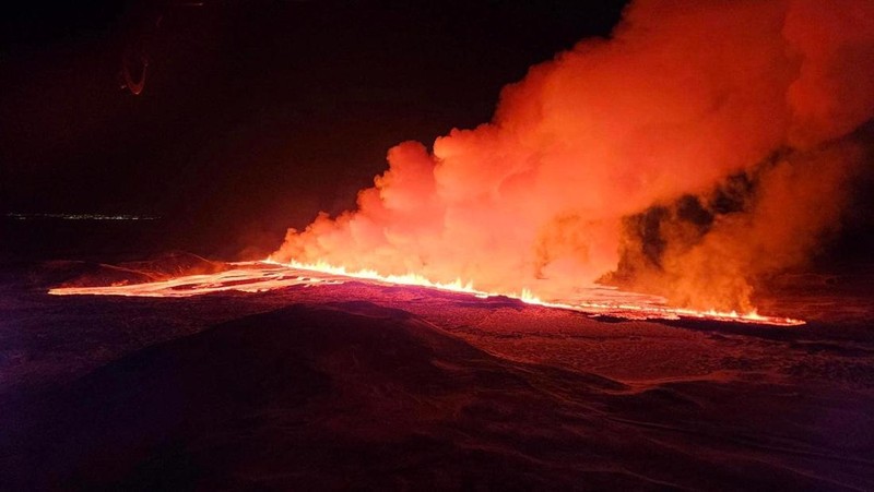 Gunung berapi kembali meletus di Islandia, Kamis (8/2/2024). (Iceland Civil Protection/Handout via REUTERS)