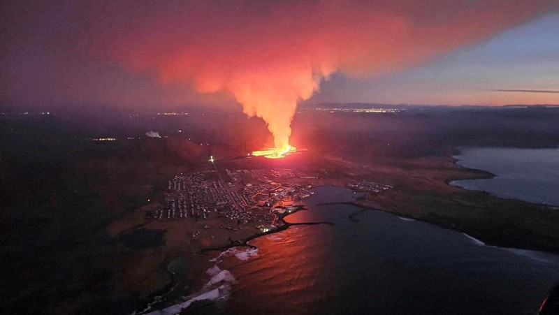 Gunung berapi kembali meletus di Islandia, Kamis (8/2/2024). (Iceland Civil Protection/Handout via REUTERS)