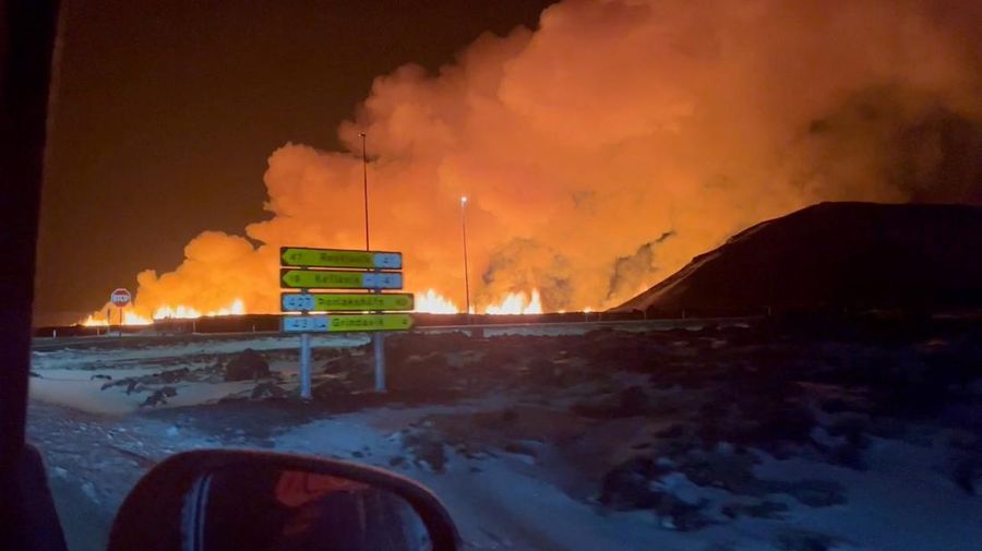 Gunung berapi kembali meletus di Islandia, Kamis (8/2/2024). (Iceland Civil Protection/Handout via REUTERS)