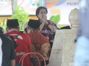 2 Jam Ziarah, Megawati Merenung di Makam Bung Karno