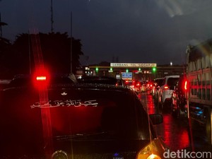Macet di Exit Tol Sidoarjo, 30 Menit Belum Bisa Keluar