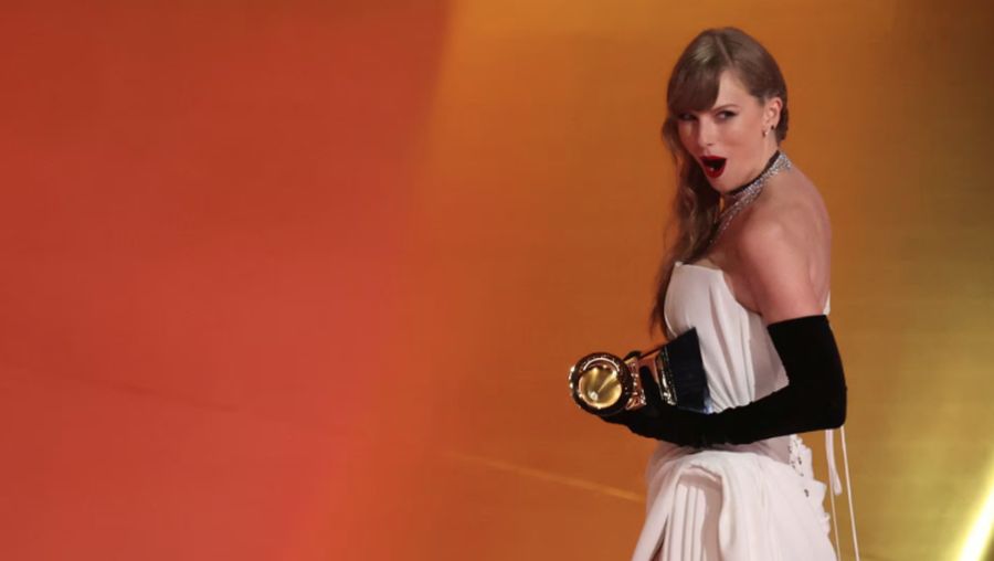 Penyanyi Taylor Swidt saat menerima penghargaan dalam 66th Grammy Awards di Los Angeles, California, Minggu (4/2/2024). REUTERS/MIKE BLAKE)
