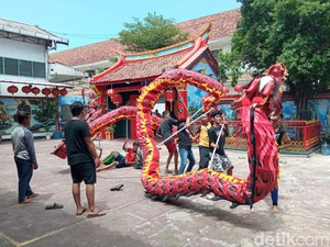 Aksi Liong-Barongsai Ramaikan Imlek di Kelenteng Tua di Cirebon