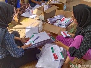Jurus KPU Lampung Distribusikan Surat Suara Pemilu Saat Cuaca Buruk