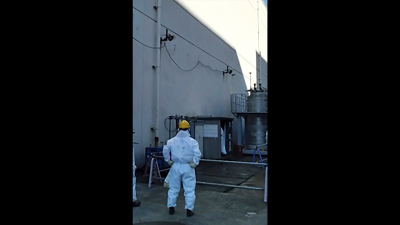 Seorang pekerja memeriksa vetilasi udara saat terjadi kebocoran pada pembangkit listrik tenaga nuklir di Fukushima, Jepang, Rabu (7/2/2024). (TEPCO via AP)