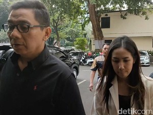 Tamara Tyasmara Tertunduk Datangi Polda Metro Jaya Usai Pacar Ditangkap