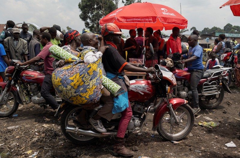 Warga membawa barang-barang saat mengunungsi menuju kota Goma di Republik Demokratik Kongo, Rabu (7/2/2024). (REUTERS/Arlette Bashizi)
