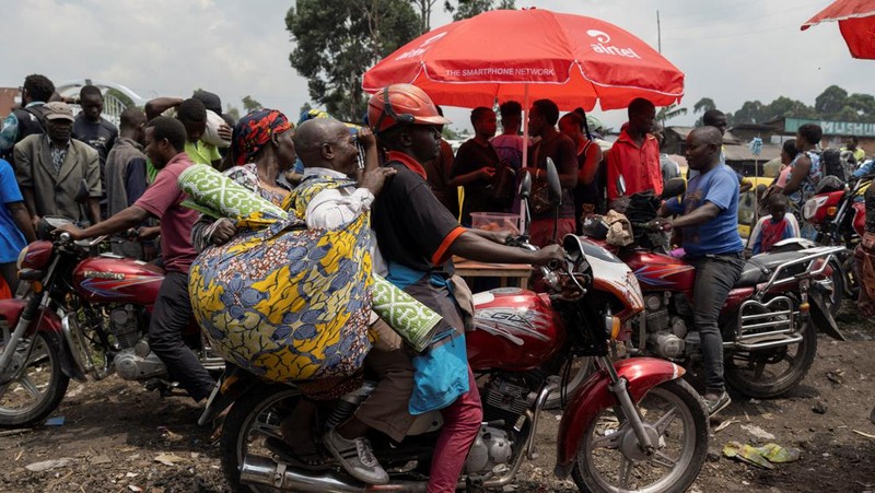 Warga membawa barang-barang saat mengunungsi menuju kota Goma di Republik Demokratik Kongo, Rabu (7/2/2024). (REUTERS/Arlette Bashizi)