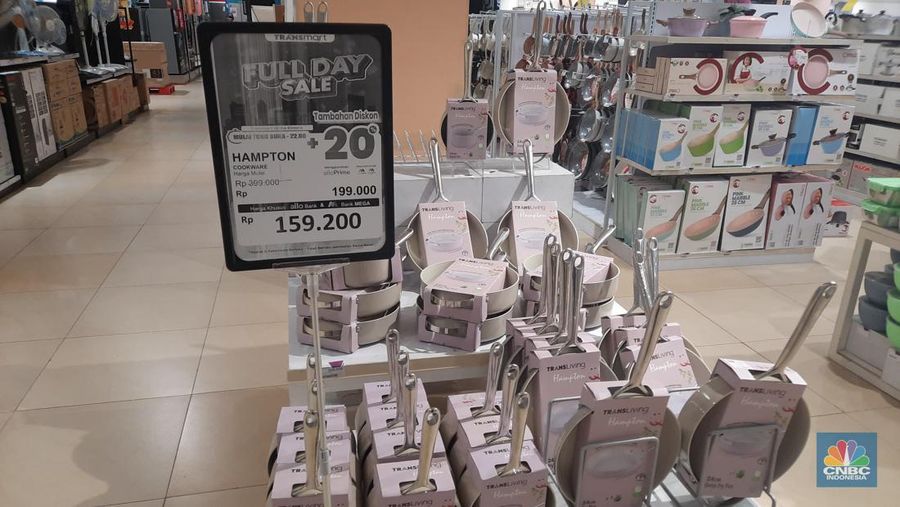 Alat masak, panci, teflon, dan wadah makanan promo Fullday Sale di Transmart Graha Raya, Bintaro. Sabtu (10/2/2024). (CNBC Indonesia/Firda Dwi Muliawati)