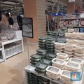 Alat masak, panci, teflon, dan wadah makanan promo Fullday Sale di Transmart Graha Raya, Bintaro. Sabtu (10/2/2024). (CNBC Indonesia/Firda Dwi Muliawati)