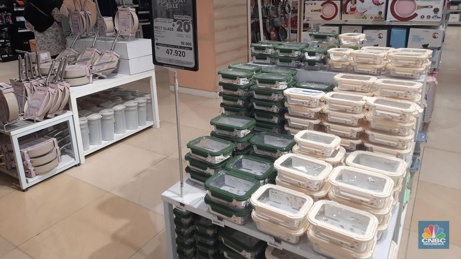 Alat masak, panci, teflon, dan wadah makanan promo Fullday Sale di Transmart Graha Raya, Bintaro. Sabtu (10/2/2024). (CNBC Indonesia/Firda Dwi Muliawati)