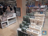 Alat masak, panci, teflon, dan wadah makanan promo Fullday Sale di Transmart Graha Raya, Bintaro. Sabtu (10/2/2024). (CNBC Indonesia/Firda Dwi Muliawati)