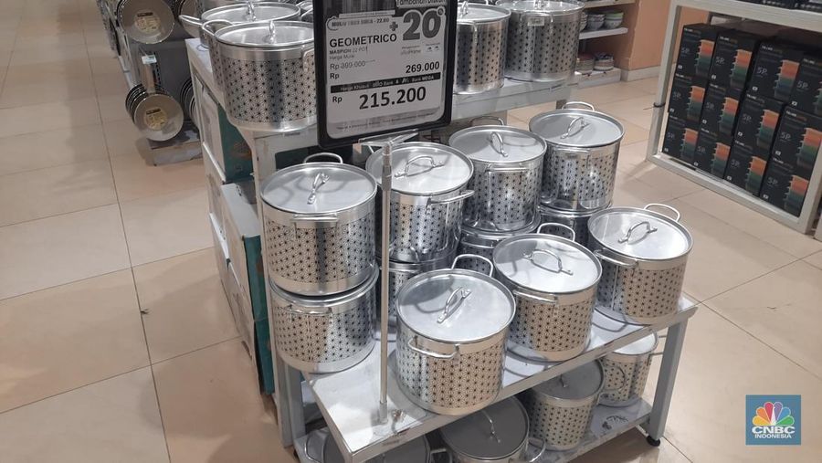 Alat masak, panci, teflon, dan wadah makanan promo Fullday Sale di Transmart Graha Raya, Bintaro. Sabtu (10/2/2024). (CNBC Indonesia/Firda Dwi Muliawati)