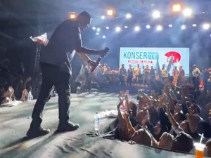 Puluhan Ribu Gen Z Padang Histeris Saat Andre Rosiade Video Call Azizah-Arhan