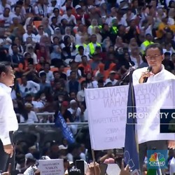 Anies Baca Spanduk di JIS, Anies: Pajak Naik, Eh Malah Joget-Joget