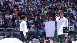 Anies Baca Spanduk di JIS, Anies: Pajak Naik, Eh Malah Joget-Joget