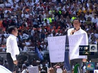 Anies Baca Spanduk di JIS, Anies: Pajak Naik, Eh Malah Joget-Joget