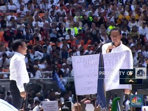 Anies Baca Spanduk di JIS, Anies: Pajak Naik, Eh Malah Joget-Joget