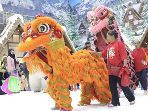 Gemasnya Lihat Barongsai Menari di Salju Trans Snow World Surabaya