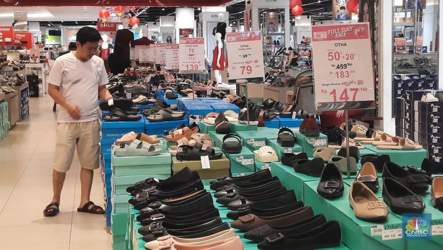 Belanja sepatu-sandal di Transmart Graha Raya, Bintaro diskon hingga 75%. Sabtu (10/2/2024). (CNBC Indonesia/Firda Dwi Muliawati)