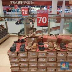 Sambut Imlek di Transmart, Beli Sepatu Baru Diskon Sampai 75%