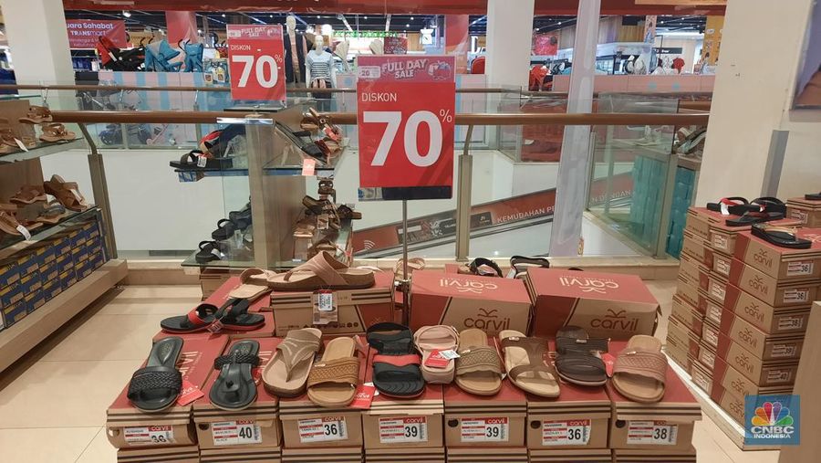 Belanja sepatu-sandal di Transmart Graha Raya, Bintaro diskon hingga 75%. Sabtu (10/2/2024). (CNBC Indonesia/Firda Dwi Muliawati)