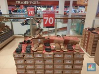 Sambut Imlek di Transmart, Beli Sepatu Baru Diskon Sampai 75%