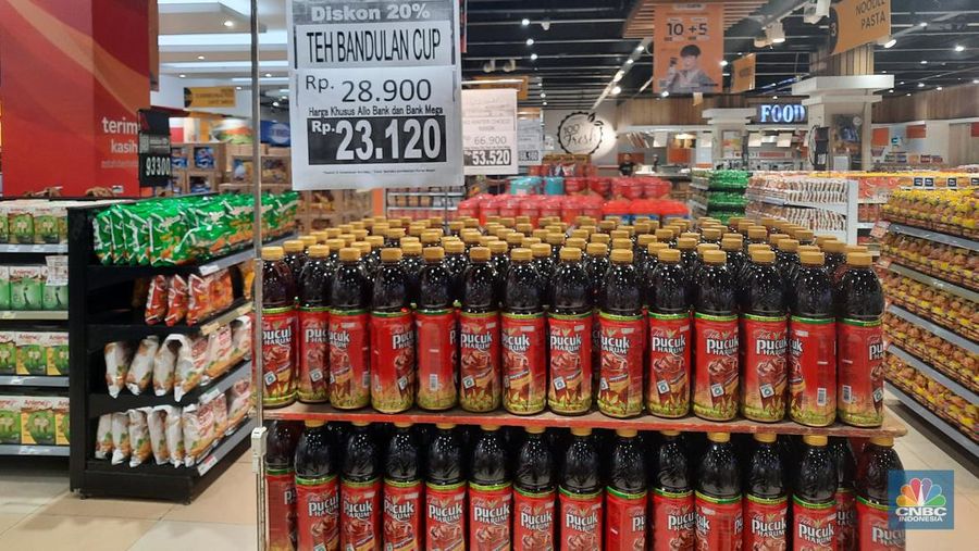 Berbagai makanan ringan diskon besar-besaran dengan Allobank dan Bank Mega di Transmart Graha Raya, Bintaro. Sabtu (10/2/2024). (CNBC Indonesia/Firda Dwi Muliawati)