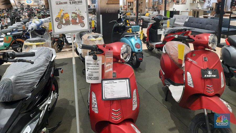 Diskon besar-besaran sepeda listrik dan motor listrik di Transmart Graha Raya, Bintaro. Sabtu (10/2/2024). (CNBC Indonesia/
Firda Dwi Muliawati)