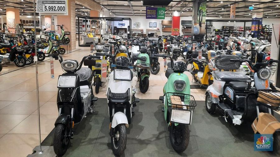 Diskon besar-besaran sepeda listrik dan motor listrik di Transmart Graha Raya, Bintaro. Sabtu (10/2/2024). (վ/
Firda Dwi Muliawati)