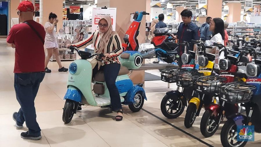 Diskon besar-besaran sepeda listrik dan motor listrik di Transmart Graha Raya, Bintaro. Sabtu (10/2/2024). (CNBC Indonesia/
Firda Dwi Muliawati)