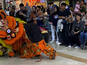 2 Barongsai Hibur Penumpang KA di Stasiun Bandung